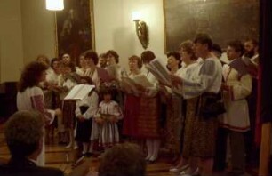 Freiburg: Rumänisches Forschungsinstitut; Kaufhaussaal; rumänischer Chor aus München