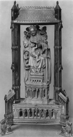 Thronende Madonna im Gehäuse