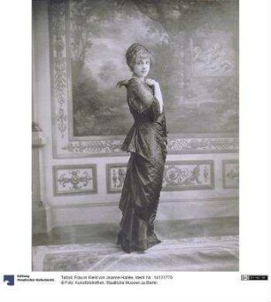 Frau in Kleid von Jeanne Hallée