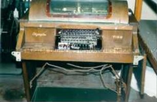 Schreibmaschine Olympia (Mod. 8) mit Tischkombination (TIKO) für geräuscharmes Schreiben