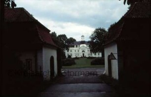 Blumendorf: Gut: hinten Herrenhaus, Nordfassade Hofseite: im Vordergrund beidseitig Torhäuser