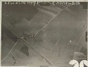 Haltestelle Hög und fahrender Personenzug Richtung Dachau (mit Einzeichnungen) (2200 m)