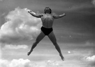 Freibad Wannsee; Leichtathletikmeister Ascherfeld; Sprung in der Grätsche