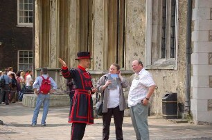 London - Beefeater im Tower : Ein YeomenWarder, auch "Beefeater" gennant, erklärt Touristen den Tower in London, aufgenommen im Mai 2006