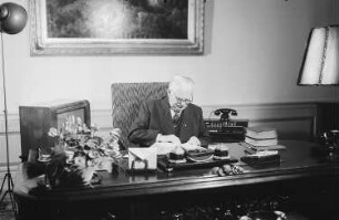 Reportage: Präsident Wilhelm Pieck im Schloss Niederschönhausen : Wilhelm Pieck am Schreibtisch