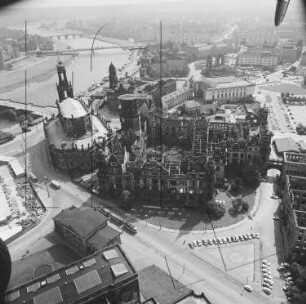 Katholische Hofkirche und Ruine des Residenzschlosses von Dresden : Blickrichtung Nordosten