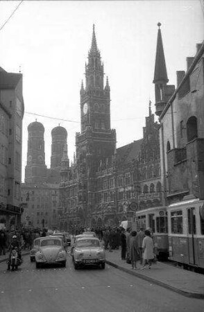 München: Marienplatz mit Rathaus und Türmen der Frauenkirche