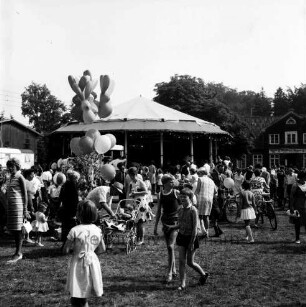Schützen- und Volksfest: Veranstalter Heimatring und Ahrensburger Schützengilde: Festplatz am Forsthaus Hagen: Karussell: Besucher: rechts hinten Gasthof Forsthaus Hagen