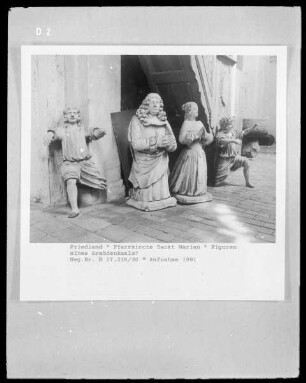Figuren eines Grabdenkmals?