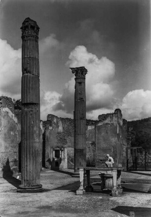 Pompeji, Regio IX, Insula XIV. Casa di Obellio Firmo, Blick ins Peristyl mit Marmortisch und Sitzfigur
