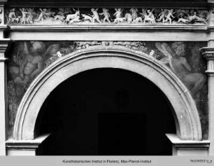 Hirschjagd; Putten mit Zweigen - Ausschmückung des Hofes mit Fresken und Terrakottareliefs