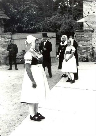 Hochzeit in Trebendorf : Kleidung - Schleifer Tracht. Ort: Trjebin / Trebendorf. Die Frau des Hochzeitsbitters, hinten die Braut und Brautjungfer (družka).