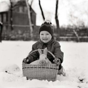 Fotografie eines Jungen mit Hasen