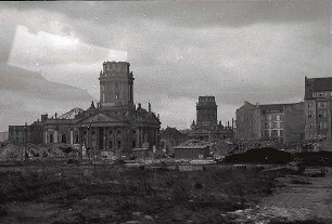Berlin: Ostsektor; Gendarmenmarkt mit Deutschem Dom