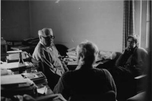 Dr. Erhard Frommhold, Cheflektor, und Christa Guse, Chefsekretärin, vom Verlag der Kunst, mit einem Besucher