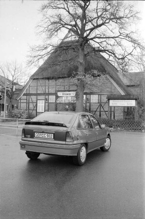 Vorstellung des Opel Kadett GSi 16 V: Seiten- und Rückansicht, mit Heckspoiler: auf Parkplatz Hamburger Straße, Bargteheide: hinten Restaurant Utspann