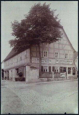 Dresden-Laubegast, Fährstraße 20. Fährhaus Hesse (Fährhaus mit Holzkohle- und Spirituosen-Handlung von Richard Hesse) (1733). Eckansicht mit Hausbaum