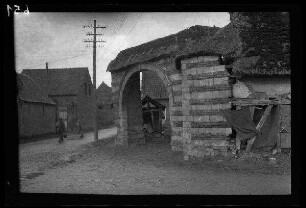 Metz-en-Couture (Dep. Pas-de-Calais, Frankreich): Blick auf ein Mauertor zu einem landwirtschaftlichen Anwesen (Seitansicht)