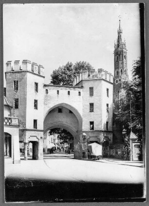 Am Stadttor in Landshut/Bayern : Landshut. Ländtor. Feldseite gegen Turm der Stadtpfarrkirche Sankt Martin