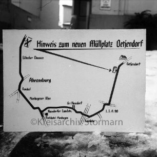 Hinweisschild zum neuen Müllplatz bei Oetjendorf: Müllplatz Delingsdorf geschlossen