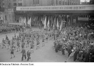 Blick auf einen Demonstrationszug mit Fanfarenzug der FDJ am S-Bahnhof Alexanderplatz