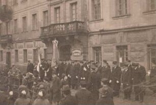 Elbschiffer, Schifferfest in Herrnskretschen, die Schiffer haben vor dem Herrenhaus Aufstellung genommen