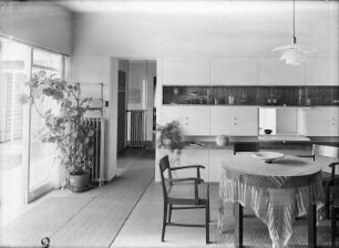 Dresden. Internationale Hygieneausstellung 1930/1931. Entwürfe für Einfamilienhäuser. Haus für eine kinderreiche Familie (1925/1930; H. Richter). Eßtisch im Wohnzimmer