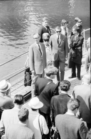 16. Tagung 1966 Mediziner; Empfang der Gäste auf dem Landungssteg: Graf Lennart Bernadotte, Werner Forßmann mittig