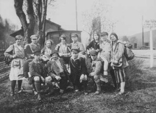 Die Delegierten des Kommunistischen Jugendverbandes Deutschlands (KJVD) Ortgruppe Bermsgrün vor der Abfahrt zum Reichsjugendtag in Hamburg 1927 am Bahnhof Wiesenburg (Kreis Zwickau) : Reichsjugendtag des Kommunistischen Jugendverbandes Deutschlands in Hamburg 1927
