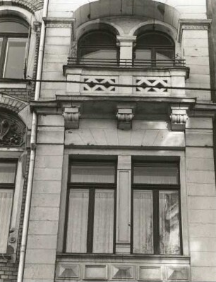 Dresden-Neustadt, Martin-Luther-Straße 23. Wohnhaus mit Läden (um 1890). Fenster und Balkon (2. und 3. Obergeschoß)