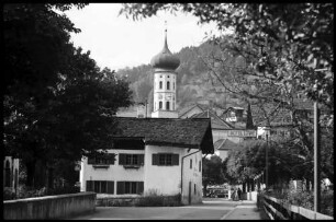 Schruns: Montafoner Haus und Kirche [Katholische Pfarrkirche Heiliger Jodok]