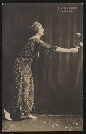 Elsa Wiesenthal im orientalischen Kostüm aus der Pantomime "Sumurûn" (Friedrich Freksa) am Deutschen Theater auf der Bühne mit einer Rose