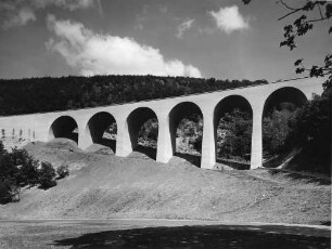 Malakoffbrücke, km 152,323 - km 152,436 Brücke fertiggestellt, Gesehen von der Landesstraße Wiesensteig - Westerheim.