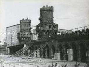 Sektorengrenze an der Oberbaumbrücke zwischen Kreuzberg (West-Berlin) und Friedrichshain (Ost-Berlin)