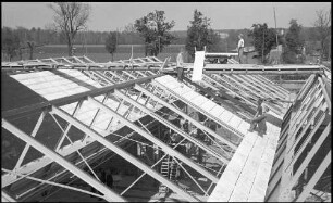 Linnich: Neubau der Seidenfabrik, auflegen der Platten, von oben