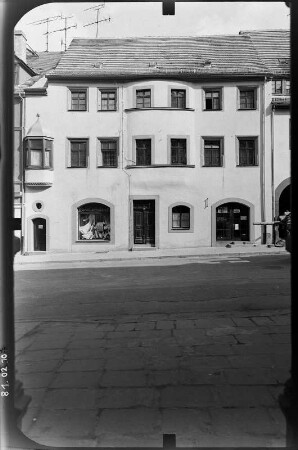 Torgau, Salvador-Allende-Straße (Bäckerstraße) 9. Wohnhaus mit Läden (Baubeginn 2. H. 16. Jh.). Straßenfront