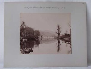 Brücke zum Lakeside Hotel am Ausfluß des Chuzenji - Sees