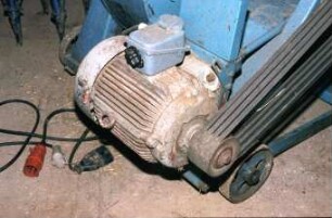 Fotografie: Ein- und Auslagerungstechnik, Fördergebläse, Elektromotor, Keilriemen