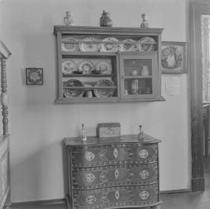 Möbel-Museum : Bautzen. Stadtmuseum. Tellerschrank mit Lausitzer Keramik und Kommode