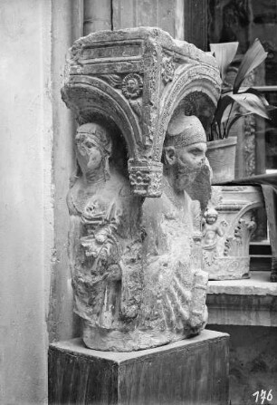 Heiliger Bischof und weibliche Heilige unter einer Arkade