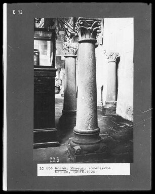 Romanische Säule mit Blattkapitell