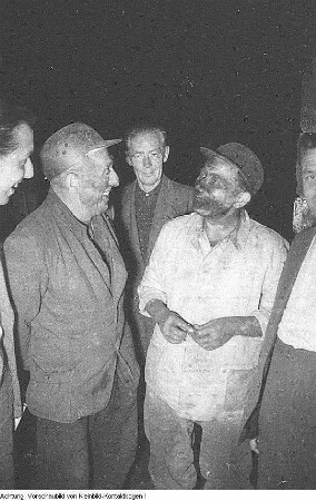 Freital. VEB Steinkohlenwerk "Willi Agatz" Freital. Ernst Lohagen, erster Sekretär der SED-Landesleitung Sachsen bei den Bergleuten nach einer Sonderschicht, Juli 1951 & Freital. VEB Steinkohlenwerk "Willi Agatz" Freital, 21. Juli 1951 & Freital. VEB Steinkohlenwerk "Willi Agatz" Freital. Die Bergarbeiter H. Gläser und H. Schröder werden vom 1. Sekretär der SED-Landesleitung Sachsen, Ernst Lohagen, für eine Sonderschicht ausgezeichnet, Juli 1951