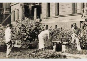 Malerarbeiten im Vorgarten des Neuen Museums