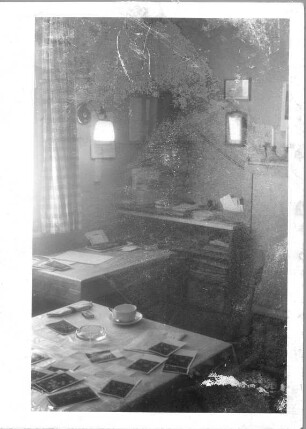 Wohnung des Fotografen (wohl in Fischen im Allgäu oder in Philipsthal). Wohn-und Arbeitszimmer (Südost-Ecke)