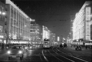 Frankfurt: Zeil mit abendlichen Passanten, Gesamtansicht