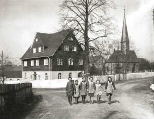 Trieb-Schönau, Dorfstraße mit einer Gruppe Mädchen, Blick nach Nordosten zur Dorfkirche