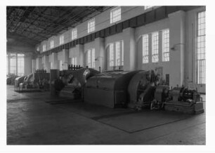 Industrie-Kraftwerk. Turbinenhalle mit den Turbinen 9, 8 und 7 : Lauta (Niederlausitz). Industrie-Kraftwerk. Turbinenhalle mit den Turbinen 9, 8 und 7