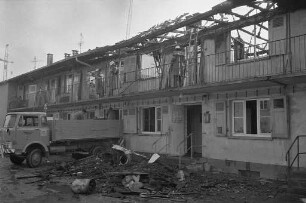 Großbrand im rückwärtigen Teil eines zweigeschossigen Wohnblocks in der Lindenallee 36 in der Rheinstrandsiedlung