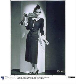 Frau in Bluse und Rock