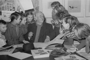 Ausstellung der Deutsch - Polnischen Gesellschaft: "Polnische Kinder zeichnen und malen" in der Öffentlichen Wissenschaftlichen Bibliothek : Otto Nuschke, stellvertretender Ministerpräsident der DDR, beim Signieren von Büchern